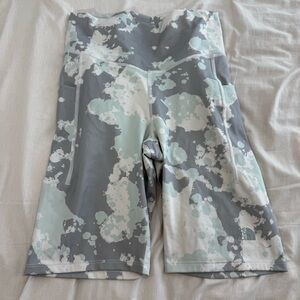 The North Face Printed Bike Shorts Gray Green Camo Size L NWOT